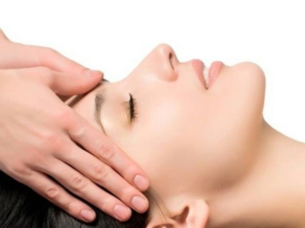 目元エステ施術中